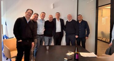 מימין לשמאל: אלרן כהן – מנכ"ל סופרבוס הסעים ותיור, אהרון חבצלת – מקים ומייסד חבצלת הסעות, אלי בליליוס – בעלים ויו"ר קבוצת בליליוס, ניסים יוסף – בעלים חבצלת הסעות, אודי אדירי – מנכ"ל קבוצת בליליוס, שי רז – משנה למנכ"ל קבוצת בליליוס ודני בליליוס - בעלים קבוצת בליליוס (צילום: יח"צ)