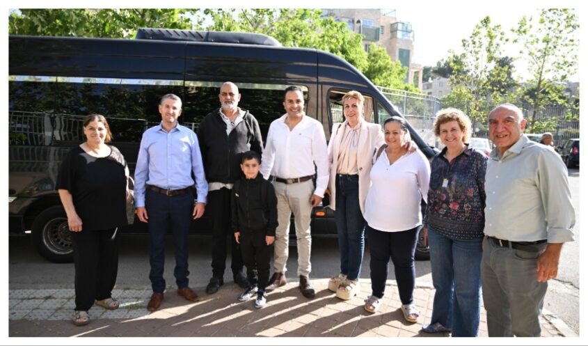 הנהלת תאגיד "לביא" עם צוות בית הספר "ארזים" ותלמיד (צילום: דוברות לביא)