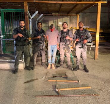 צוות הלוחמים והחשוד שנעצר (צילום: דוברות משטרת ירושלים)