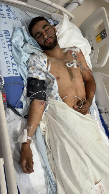 יהונתן בן שבת בזמן האישפוז לאחר הפציעה (צילום: באדיבות יהונתן בן שבת)