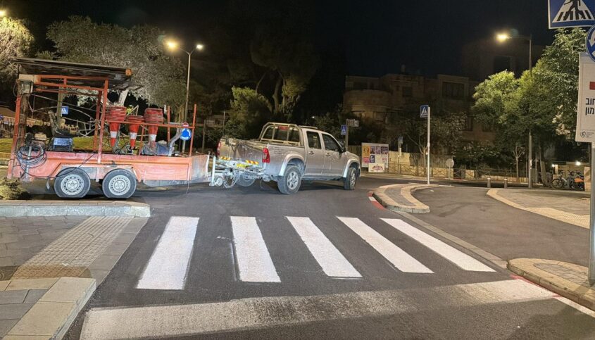 צביעת מעברי חצייה בסמוך למוסדות חינוך (צילום: עיריית ירושלים)