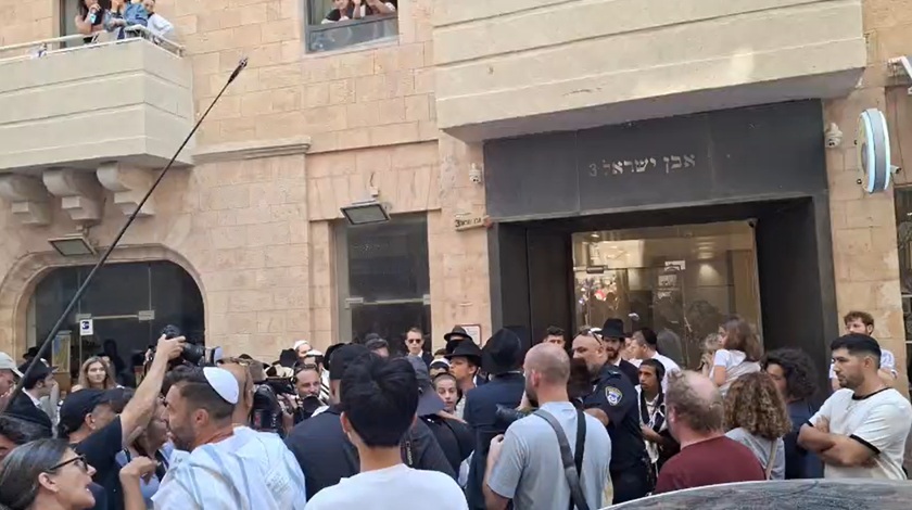 ההפגנה נגד 'קפה בסמטה' (צילום: ר.ג)