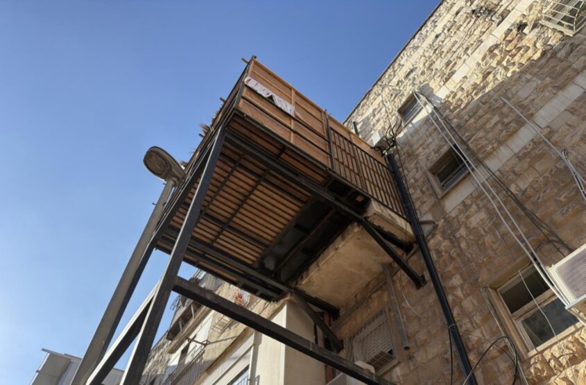 סוכה מסוכנת בירושלים (צילום: הרשות לאכיפה במקרקעין)