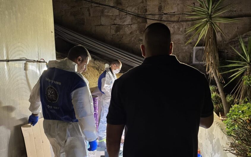 הזירה בה אותרה הגופה (צילום: דוברות המשטרה)