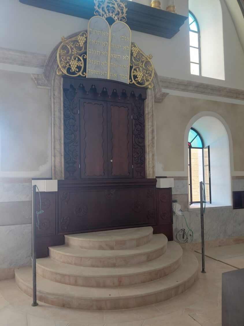 ארון הקודש בבית הכנסת תפארת ישראל (צילום: אדם אקרמן)