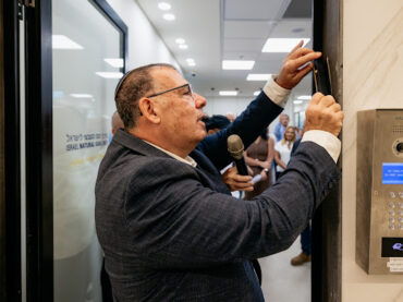 יו"ר נתיבי גז לישראל, משה קלצין, קובע את המזוזה (צילום: רמי סיני)