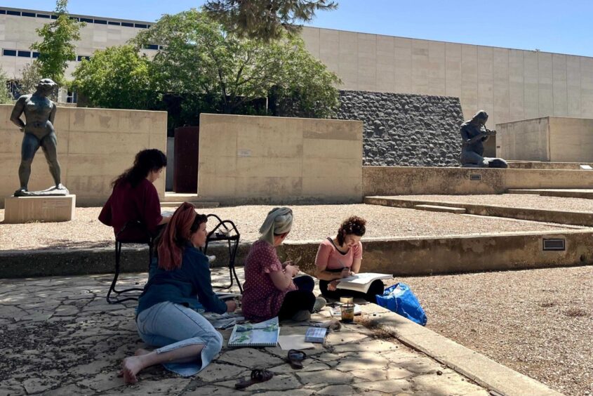 חוגים למבוגרים באגף הנוער והחינוך לאמנות במוזיאון ישראל (צילום: מילי צים)