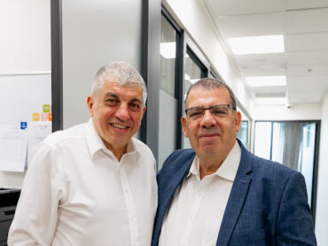 משה קלצין ויורם שמעון ראש המועצה המקומית מבשרת ציון בטקס (צילום: רמי סיני)