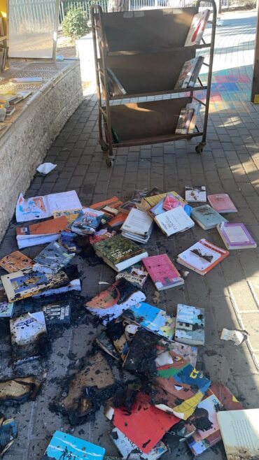 השחתת הספרים בגינת שלומית ברמת דניה (צילום: פרטי)