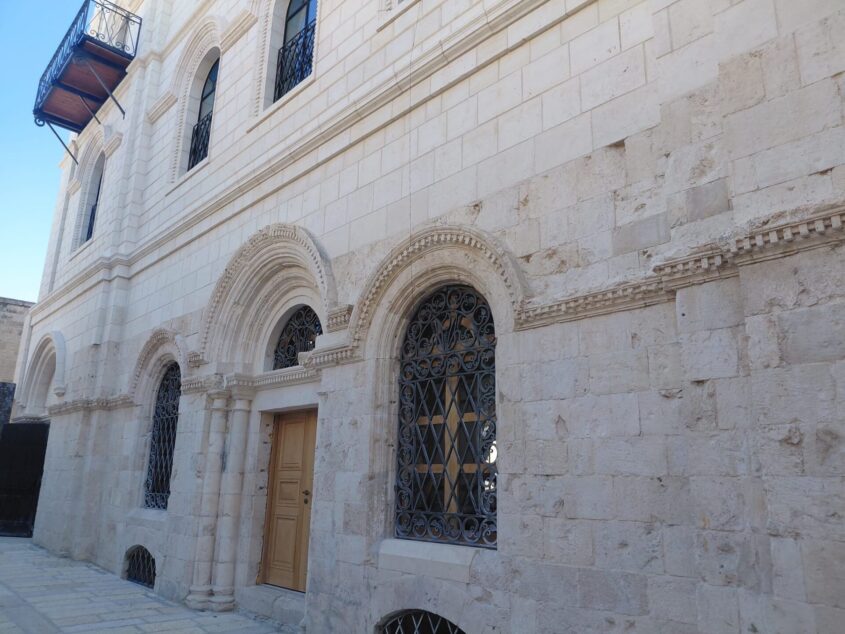 הכניסה לבית הכנסת תפארת ישראל (צילום: אדם אקרמן)
