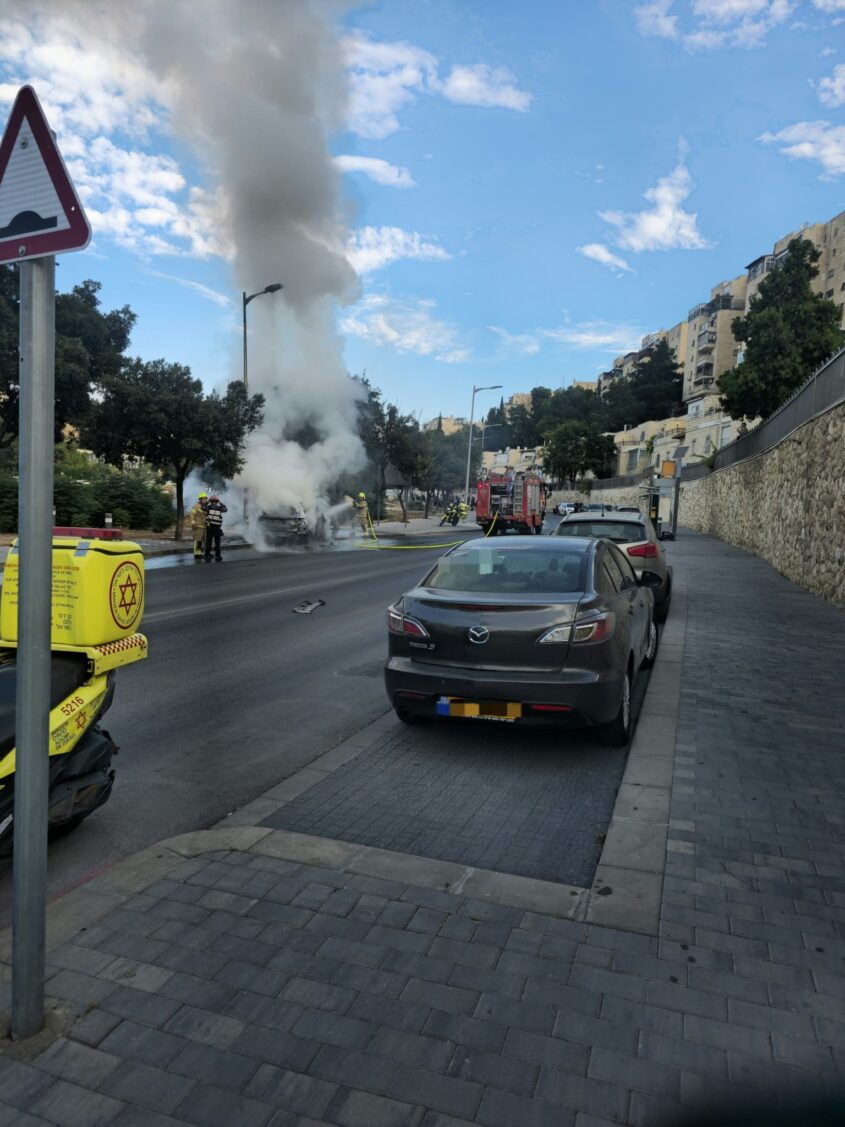 זירת פיצוץ הרכב בארמון הנציב (צילום: תיעוד מבצעי מד"א)