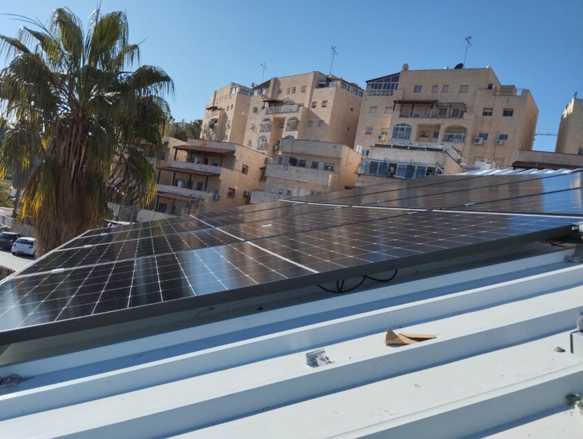 מערכות סולאריות שהותקנו על גג ביתו של לייטר (צילום: פרטי)