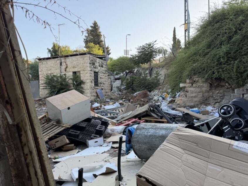 ההזנחה במדרון ימין משה (צילום: ארי אושר פרי-צדיק)