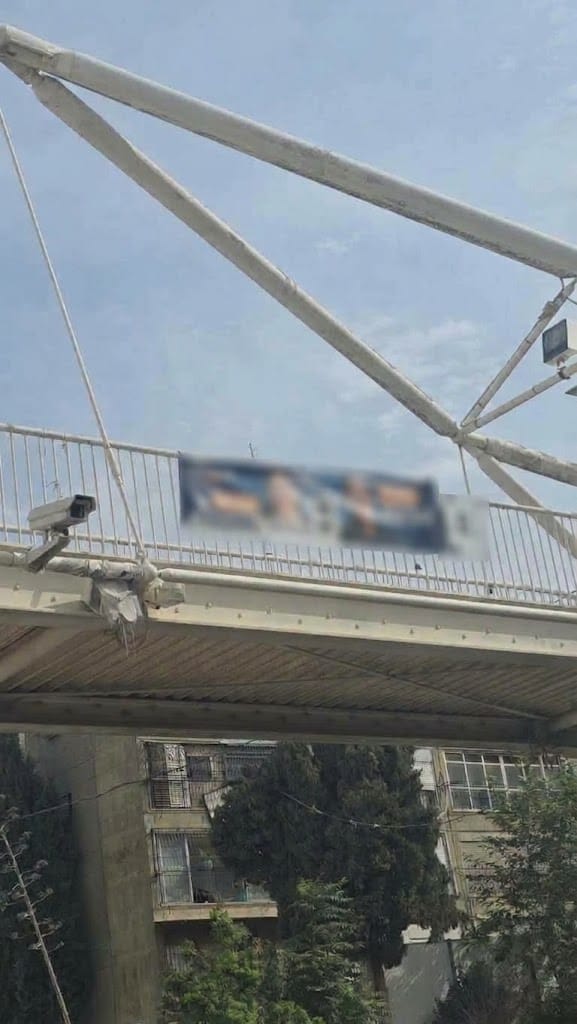הסרת שילוט בחירות בירושלים (צילום: אגף שיטור ואכיפה)