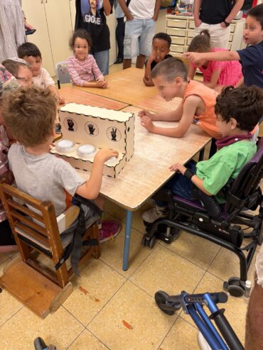 הילדים פוגשים את המשחקים לראשונה (צילום: מכללת עזריאלי)