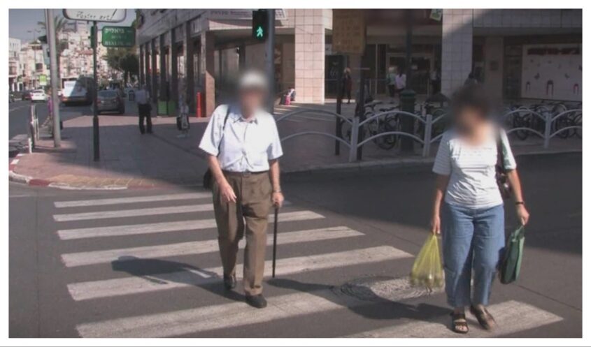 אזרחים ותיקים חוצים את הכביש (צילום: באדיבות עמותת אור ירוק)