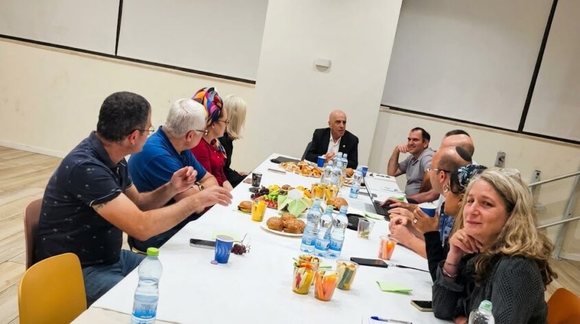 עופר איובי עם הנהלת מינהל קהילתי בקעה רבתי (צילום: אלבום פרטי)