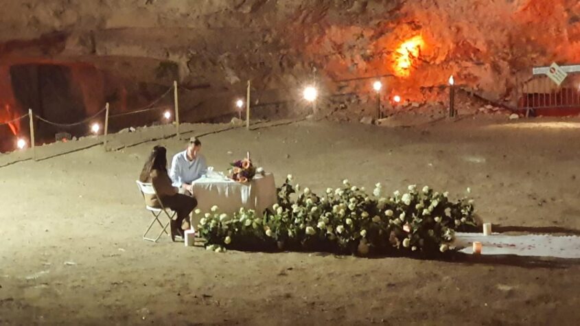 הצעת נישואין במערת צדקיהו (צילום: באדיבות גורה ברגר)
