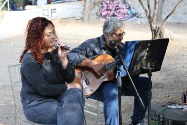 נכדתו של גורי, נעמה חמדי בליווי אביה דורון (צילום: דוברות עיריית ירושלים)