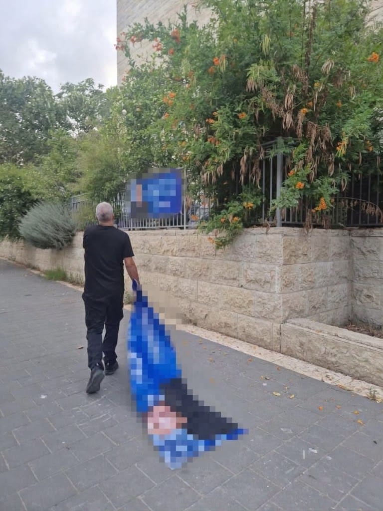 הסרת שילוט בחירות בירושלים (צילום: אגף שיטור ואכיפה)