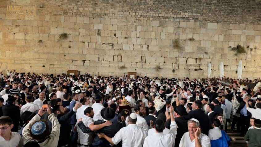 הקפות שניות, שמחת תורה, בכותל המערבי (צילום: הקרן למורשת הכותל המערבי)