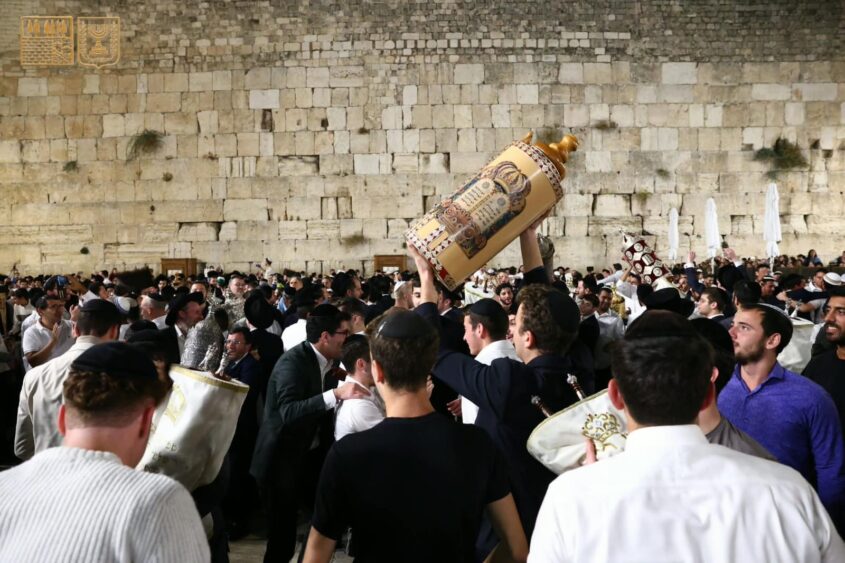 הקפות שניות, שמחת תורה, בכותל המערבי (צילום: הקרן למורשת הכותל המערבי)