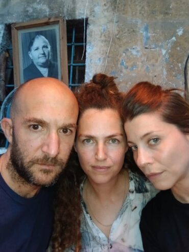 טברנה בחצר תיאטרון הקרון ליין חדש בימי שישי בצהריים (צילום: תיאטרון הקרון)
